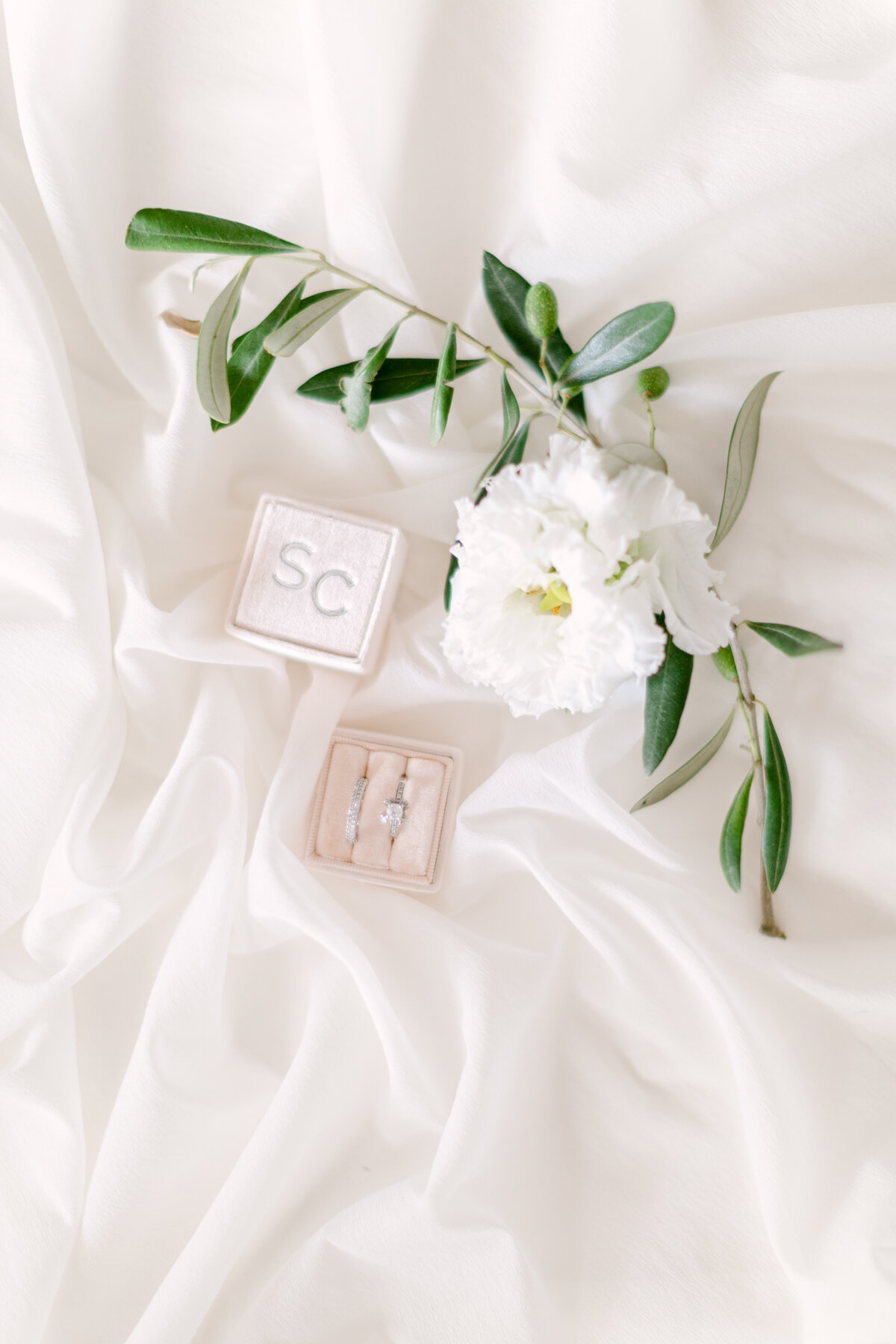 wedding_flatlay_ring_bride_to_be_mauboussin