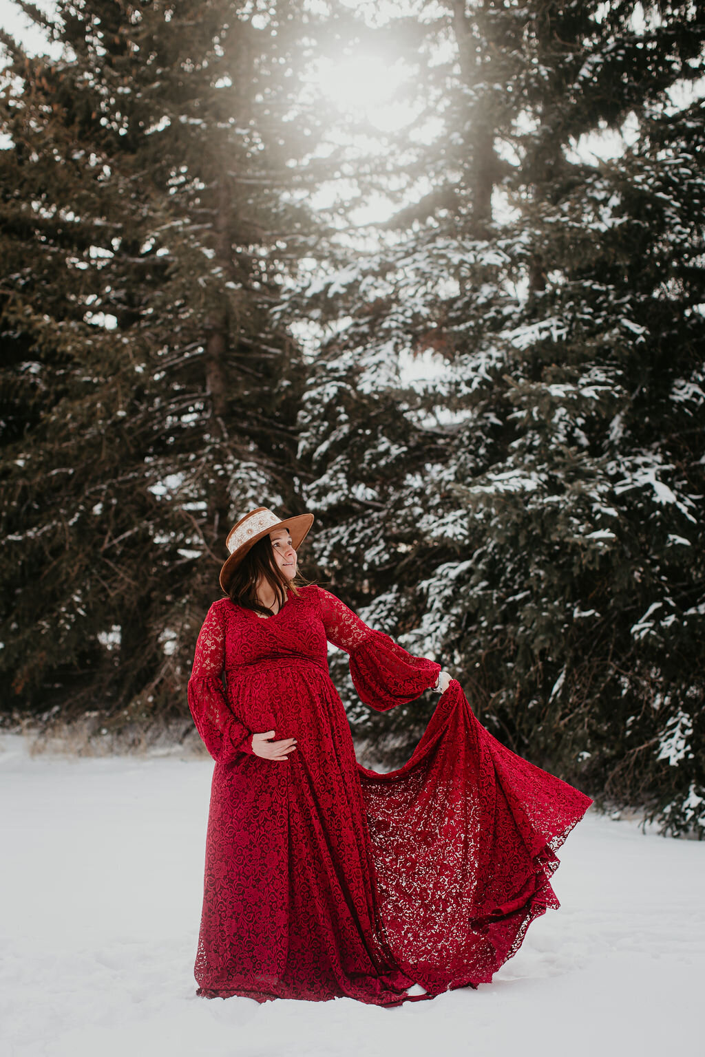 Maternity photoshoot in the snow