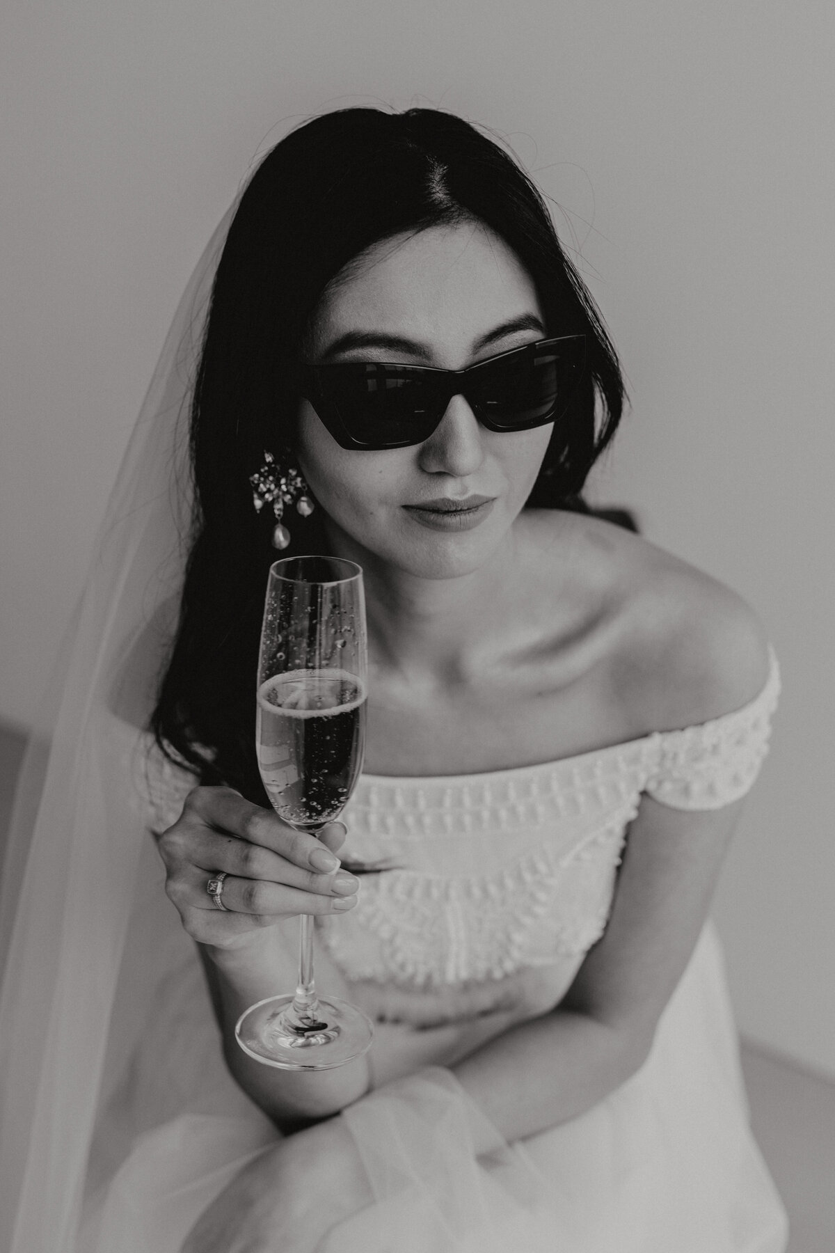 kaboompics_wedding-bride-portrait-veil-glass-of-champagne-sunglasses-29786
