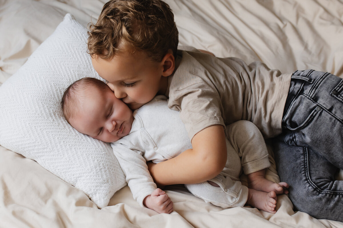 Newbornshoot van baby en grote broer