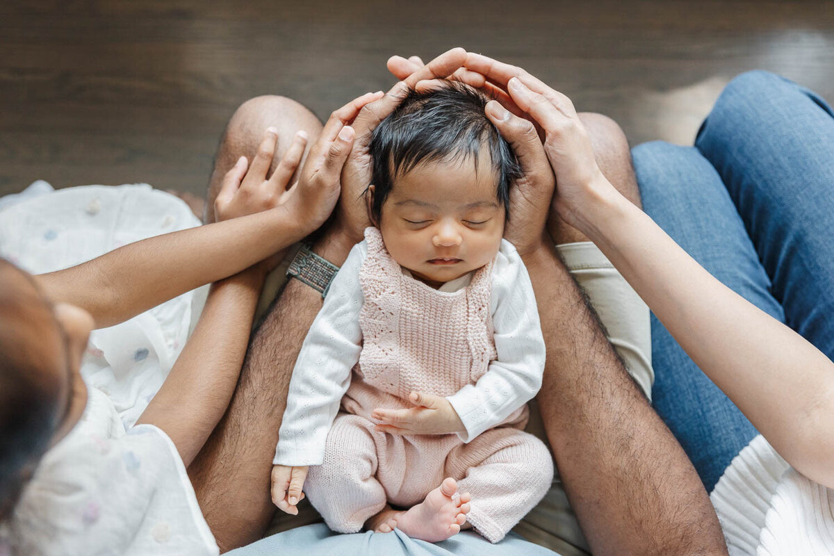 relaxed-at-home-newborn-Photography-toronto-big-sister-2