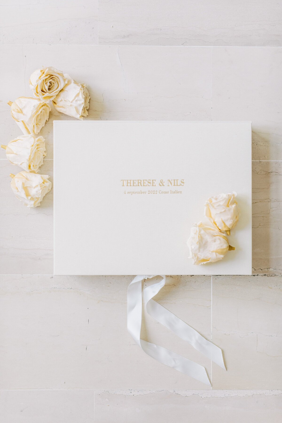 Bröllopsinbjudan med torkade rosor, sidenband och guldtryck