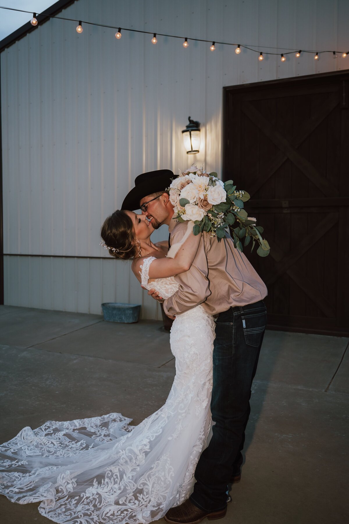 couple-dip-kissing-wedding-reception