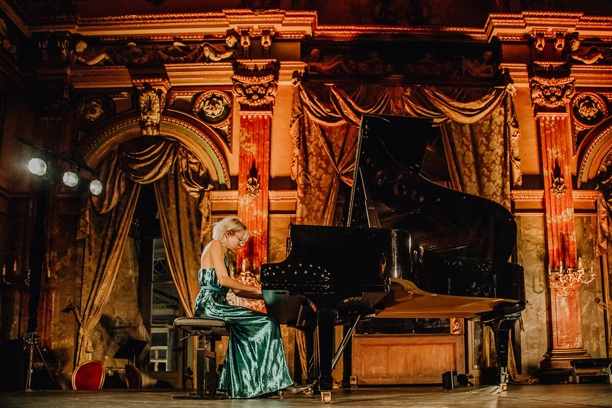 Pianoconcert door de dochter van de bruid op de trouw in de Opera van Gent.
