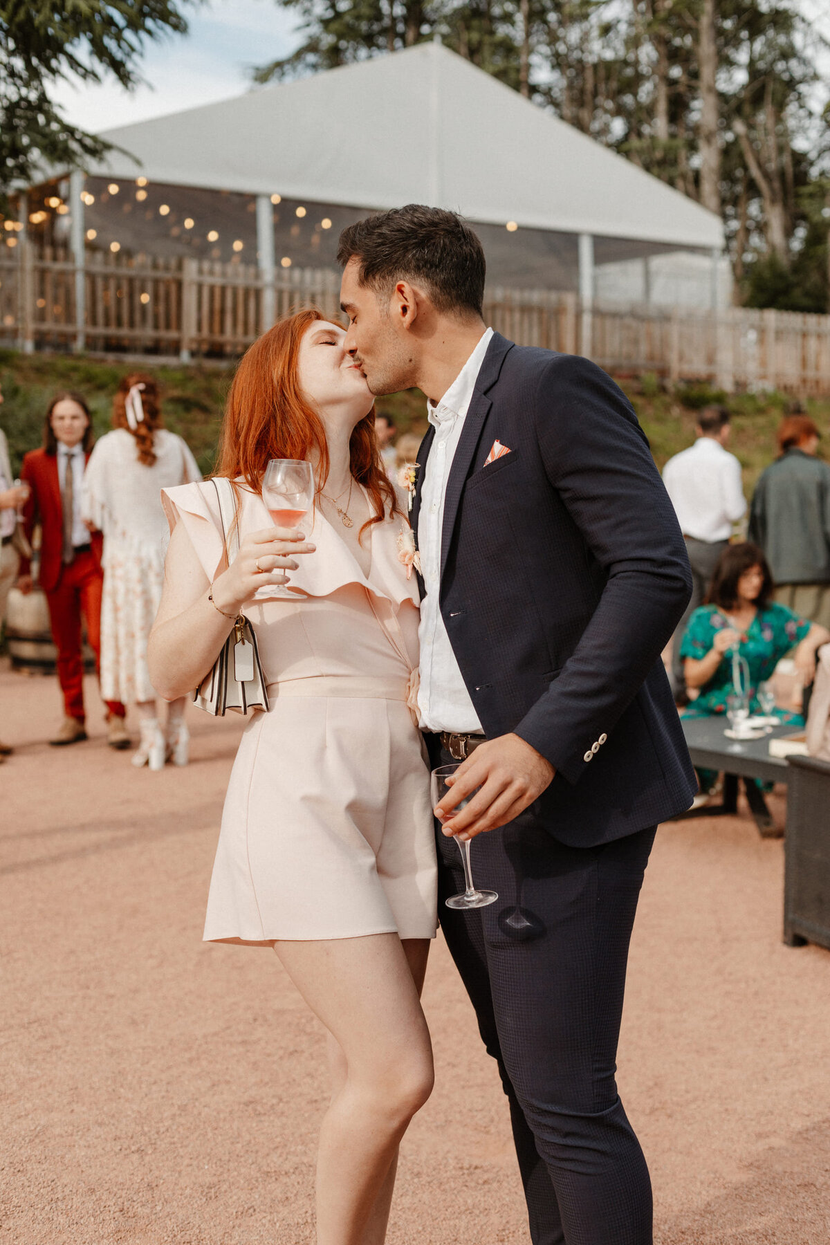 Aryna-et-Nathan-cocktail-mariage-invites-qui-s-embrassent