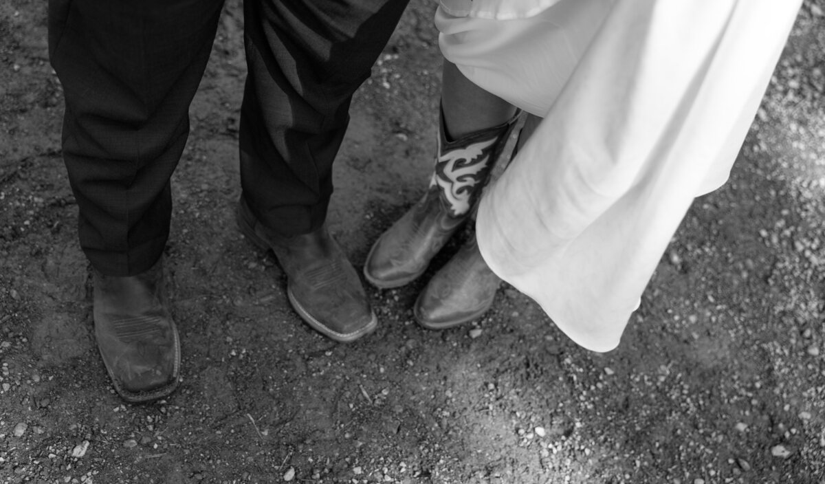 HANNAH-KEVIN-GLACIER-NATIONAL-PARK- HORSE-BRIDALS-AUGUST-ELOPEMENT-2024-FANCYSHOTSBYINGRID-20