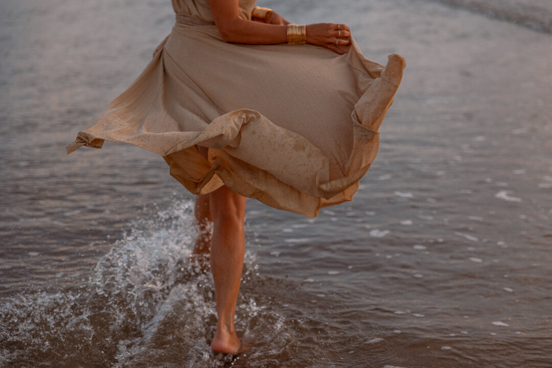 Vrouwelijke ondernemer poseert tijdens branding fotoshoot op het strand in wijk aan zee