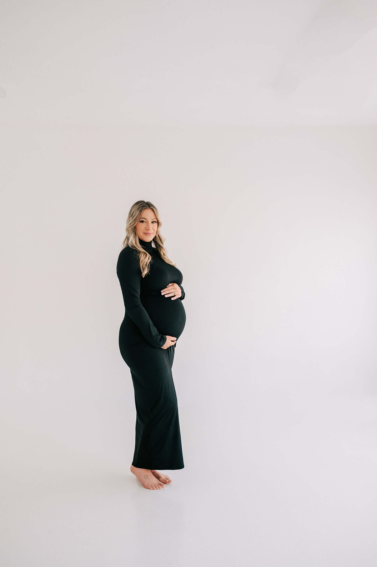 Springfield MO maternity photographer captures pregnant mom hugging baby bump