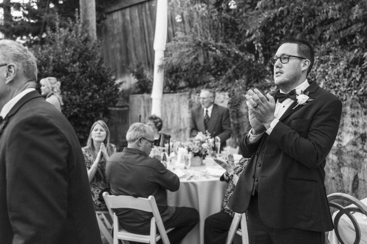 guest-clapping-during-reception