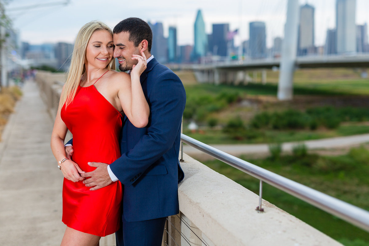 Engagement photography of couple overlooking downtown dallas