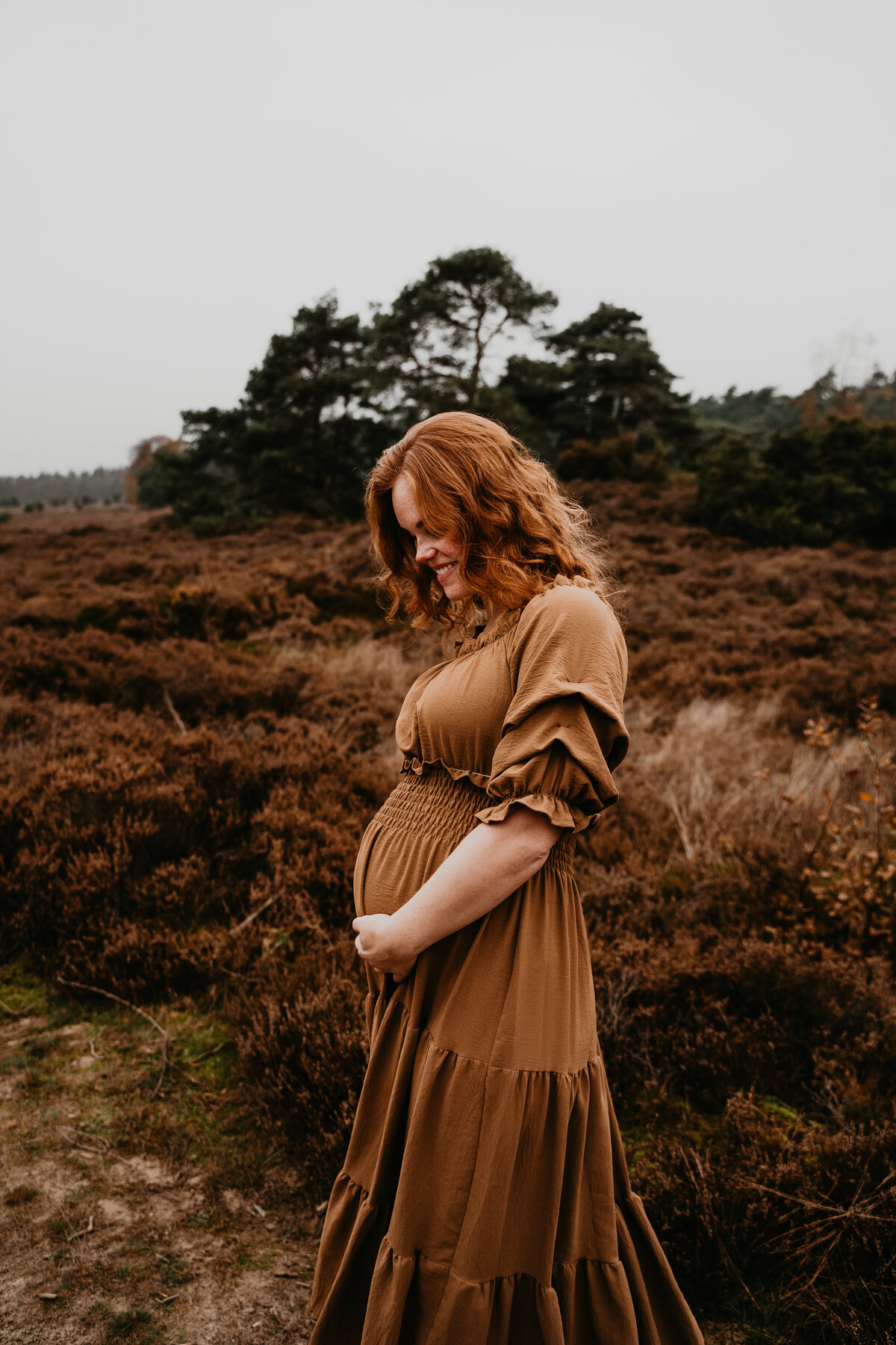 zwangerschapsshoot op de heide in drenthe