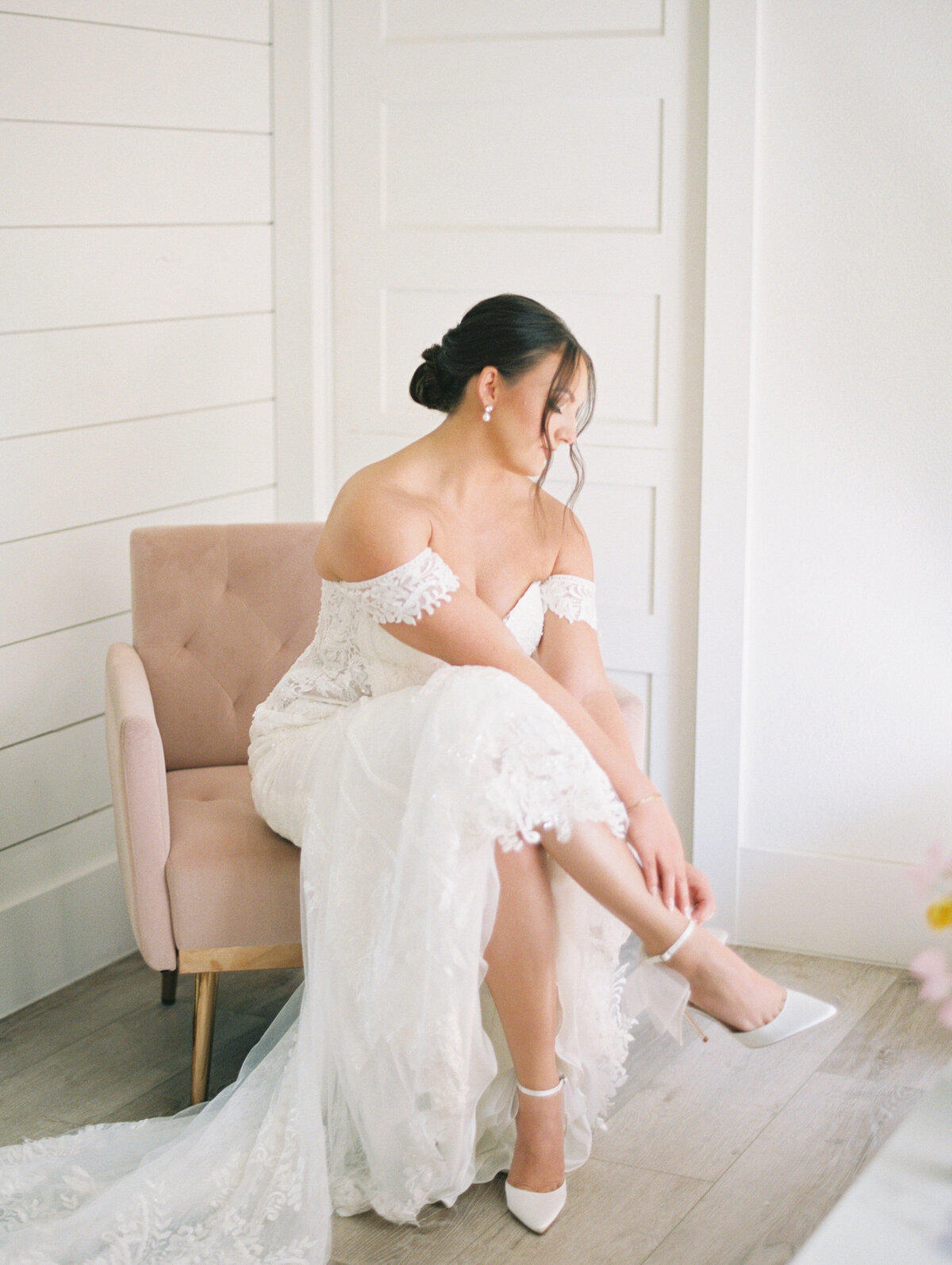 romantic-wedding-photos-dallas-bride-getting-ready-the-french-farmhouse-10