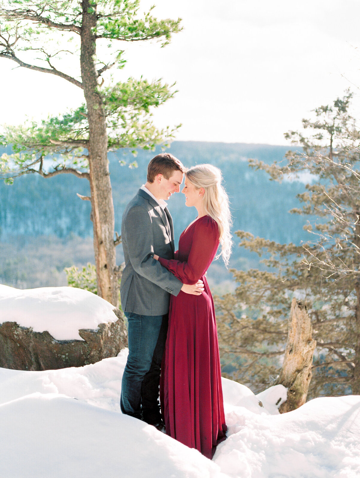 wisconsin-devils-lake-park-winter-engagement-session-kassieanaphotography.com