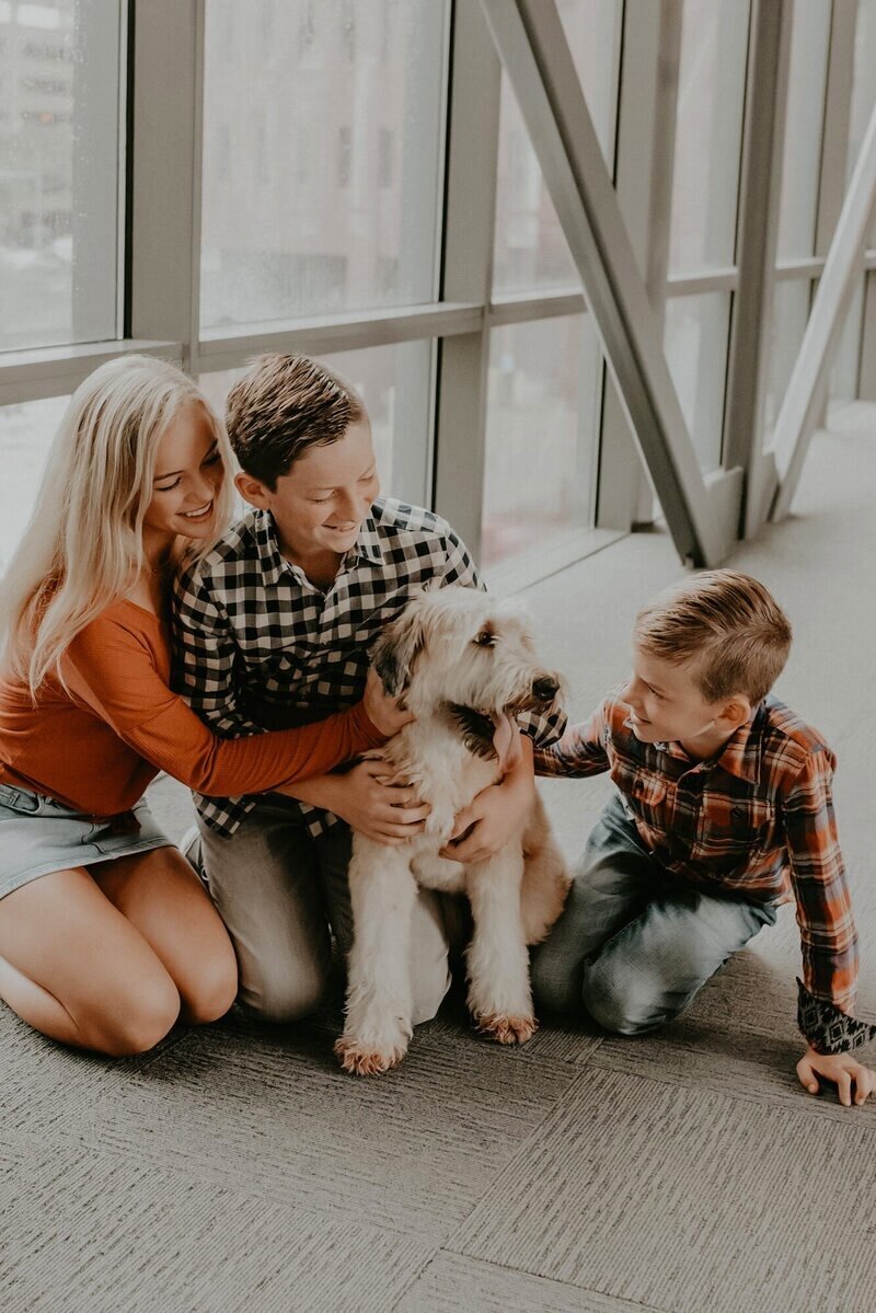family-session-downtown-skywalk-des-moines-storyteller-collective-photo-co