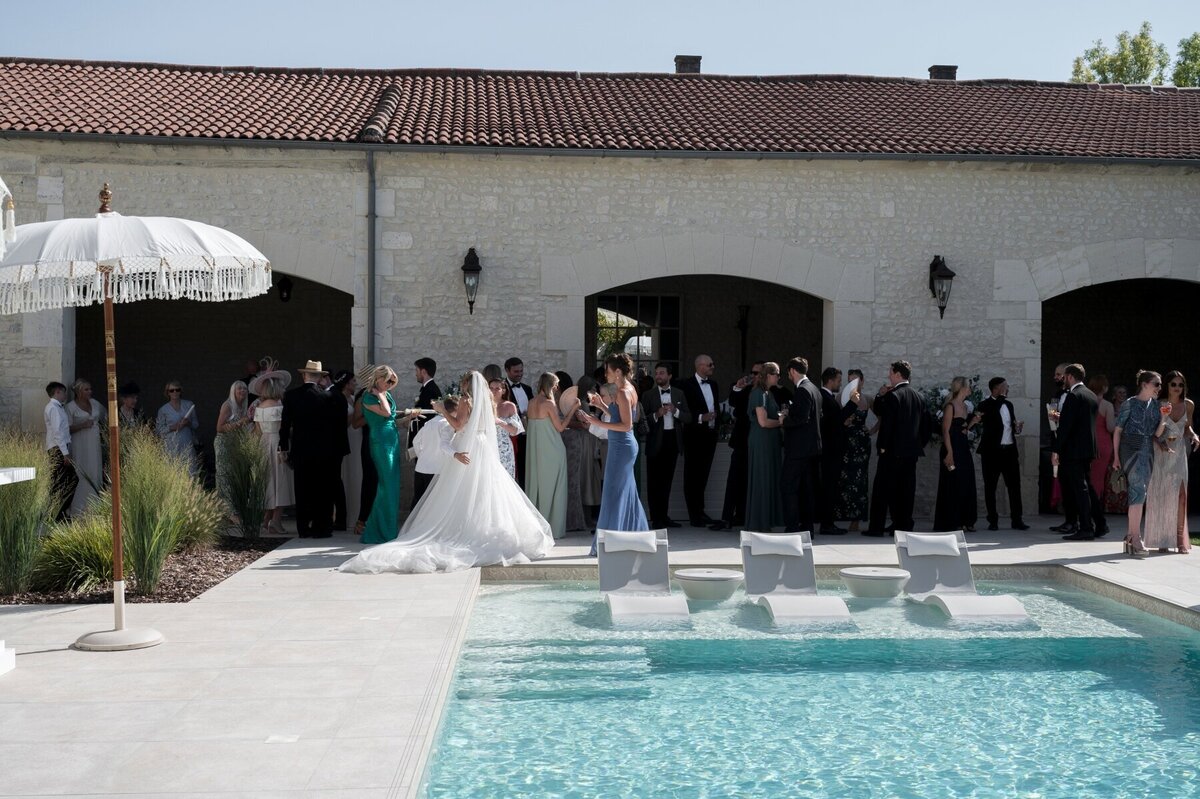 poolside-wedding-reception