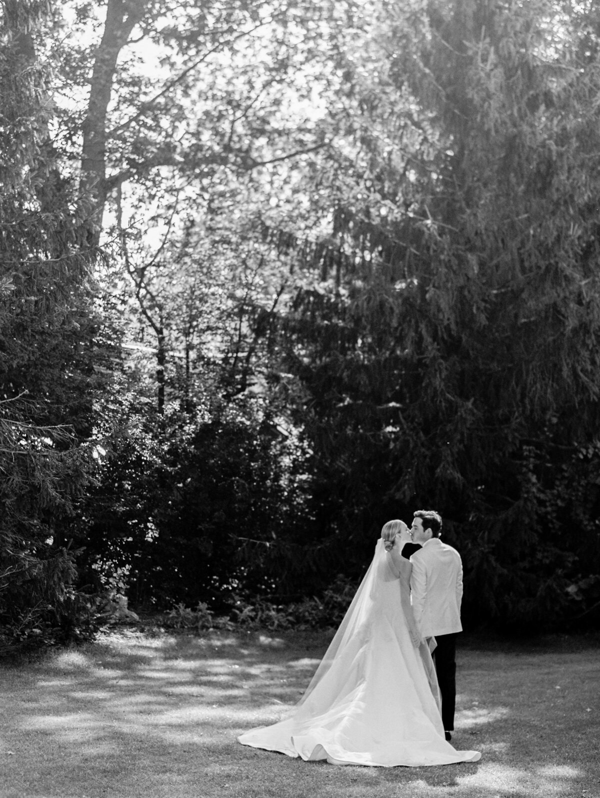 shoreacres-lake-bluff-tent-wedding-by-olivialeigh-35