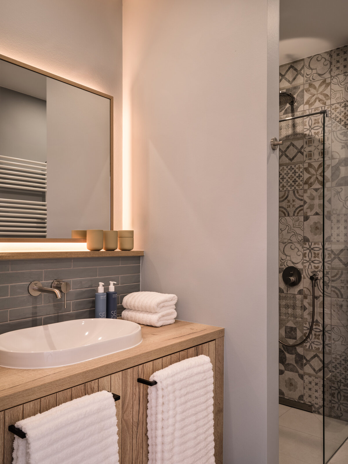 Badezimmer mit Dusche im Penthouse.