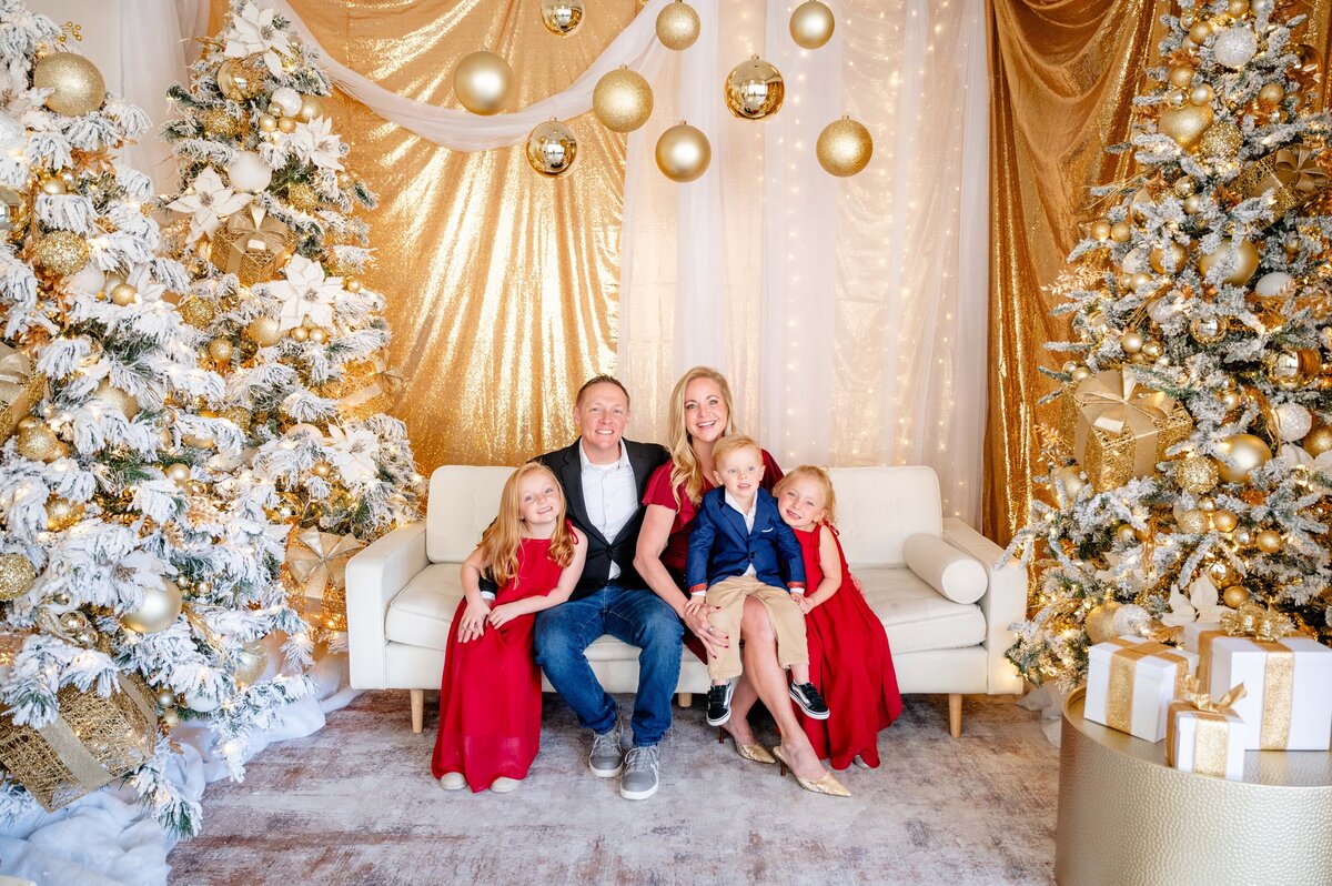 Colorado-Springs-CO-Kindle-Studio-Christmas-Mini-Session-Magnolia-and-Grace-Photography-Co-StacyC-# (1)-12