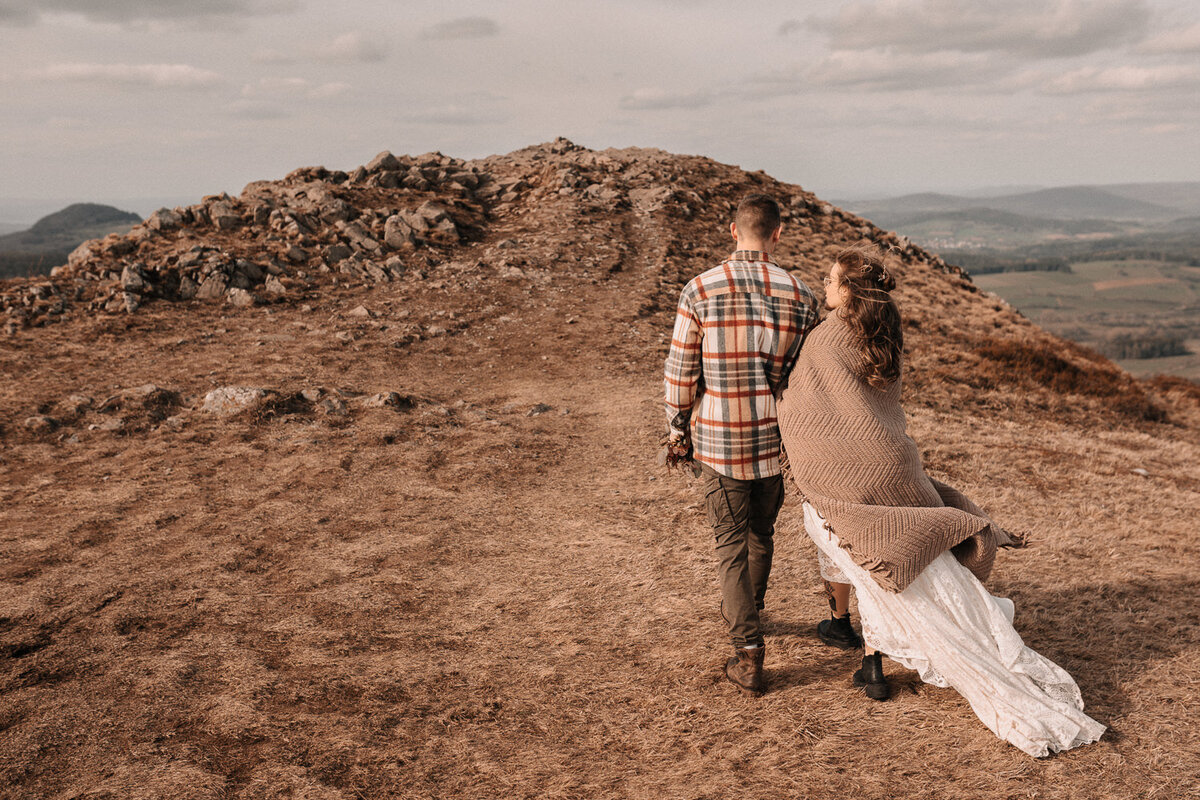 Brautpaar auf einem Felsen in der Röhn