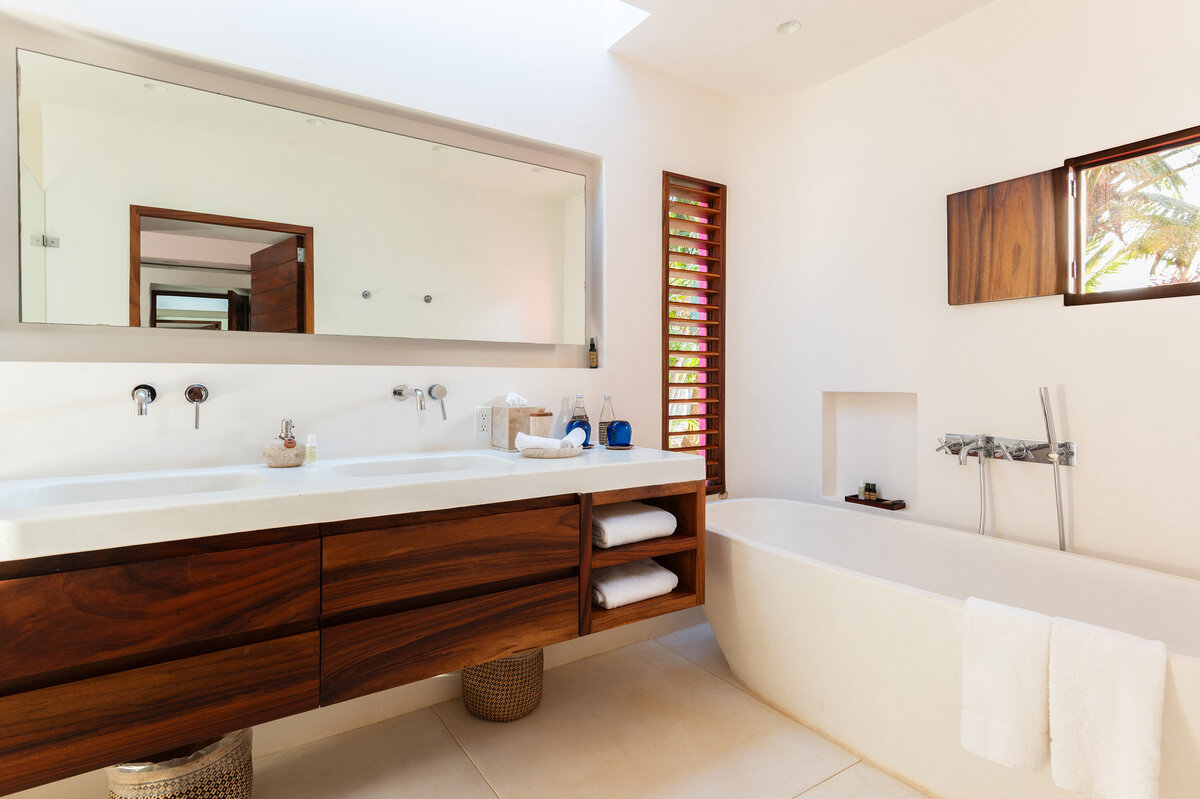 04-2-4-Careyes-Mexico-Bungalows-Playa-Rosa-Bathroom-4098