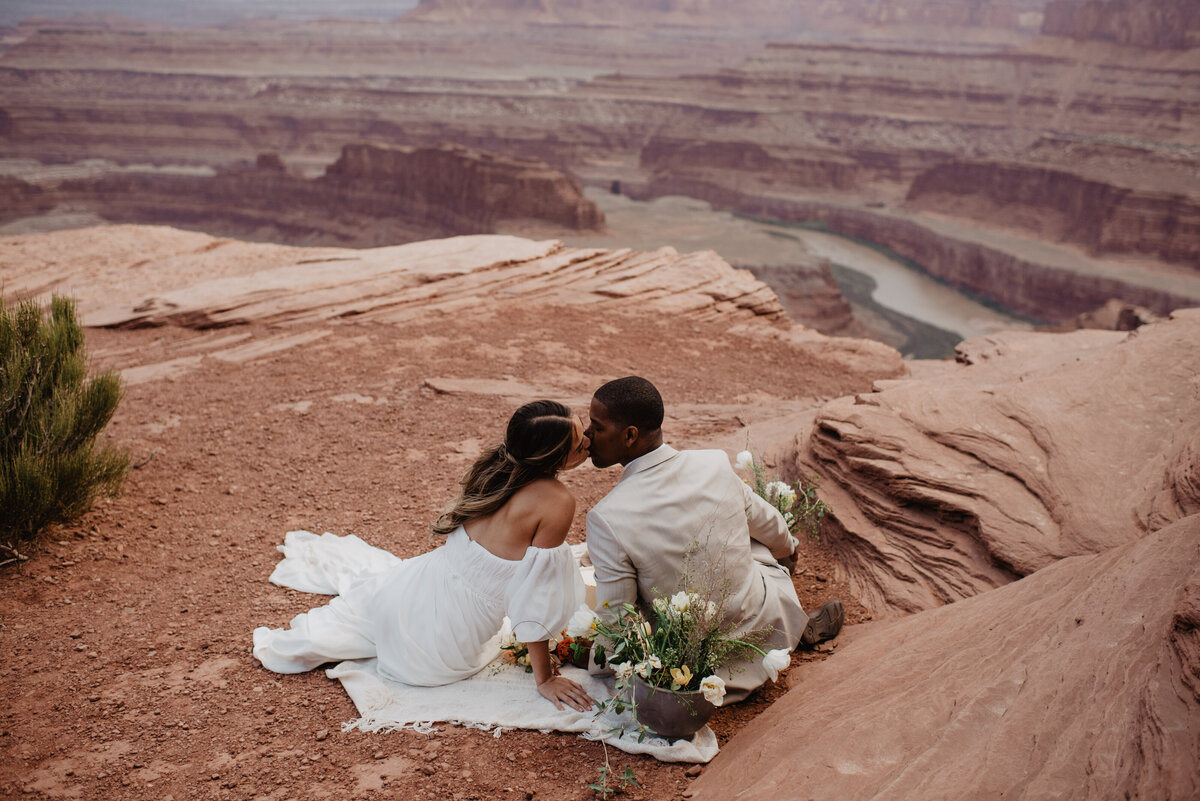 Utah Elopement Photographer captures couple kissing on cliff