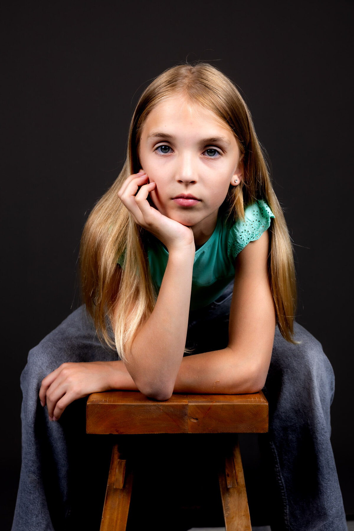 professionele-portretfoto-Hellevoetsluis-zwarte-achtergrond-fotograaf-studioshoot-116