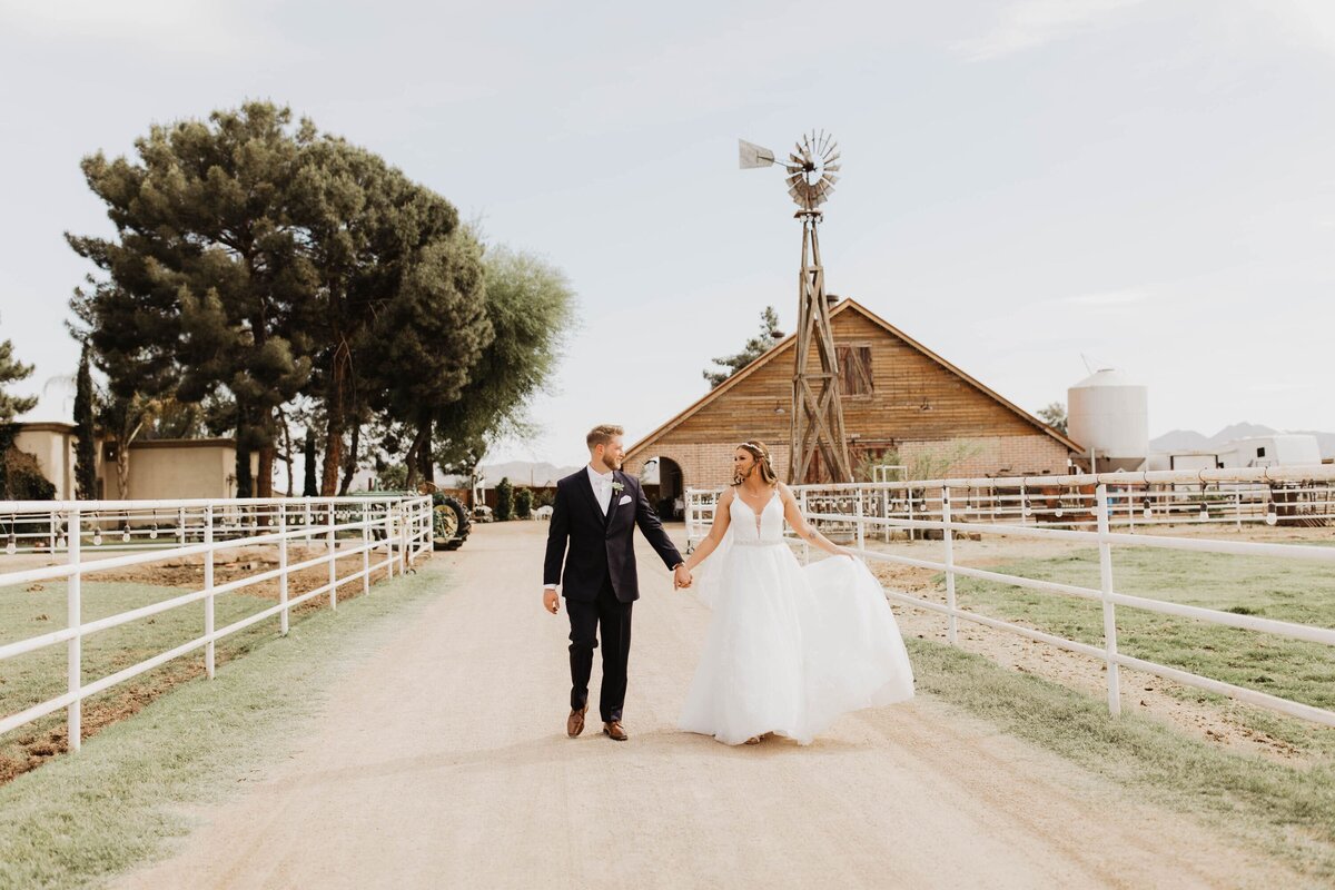 Knotty-Barn-Queen-Creek-Arizona-Wedding-Photographer-Videographer-Cam-and-Larisa-05-min