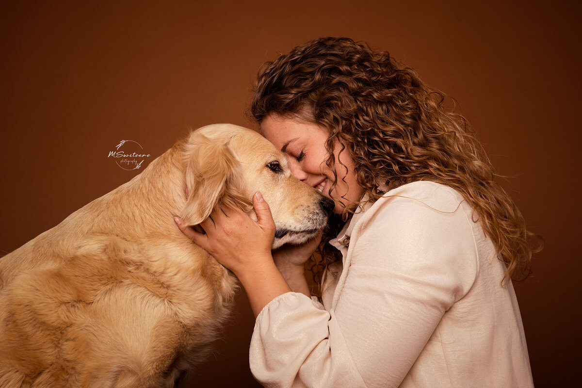 Baasje met hond tijdens bohemian studio fotoshoot voor honden in Geel