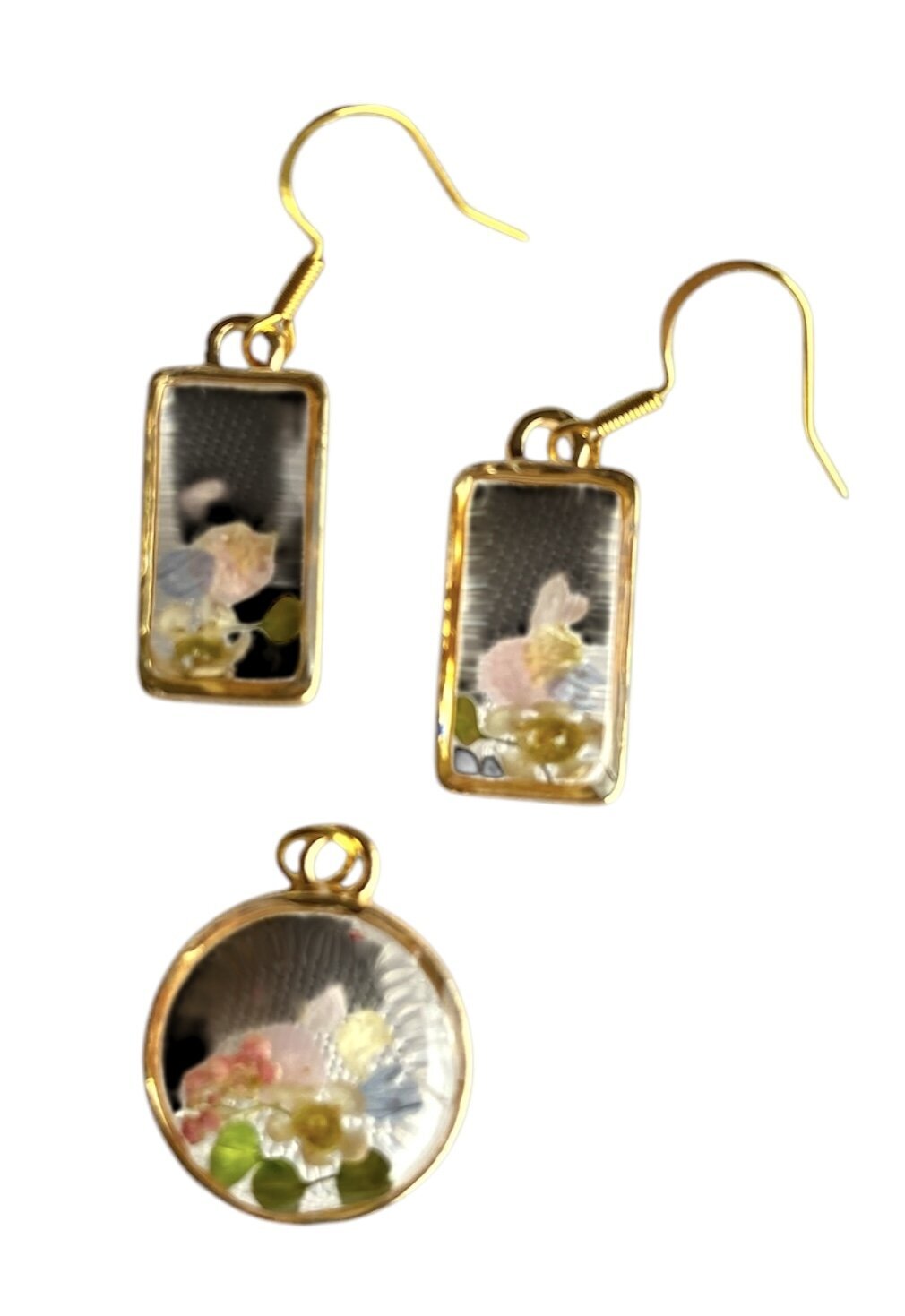 neckless and ear rings with wedding flower petals preserved in resin