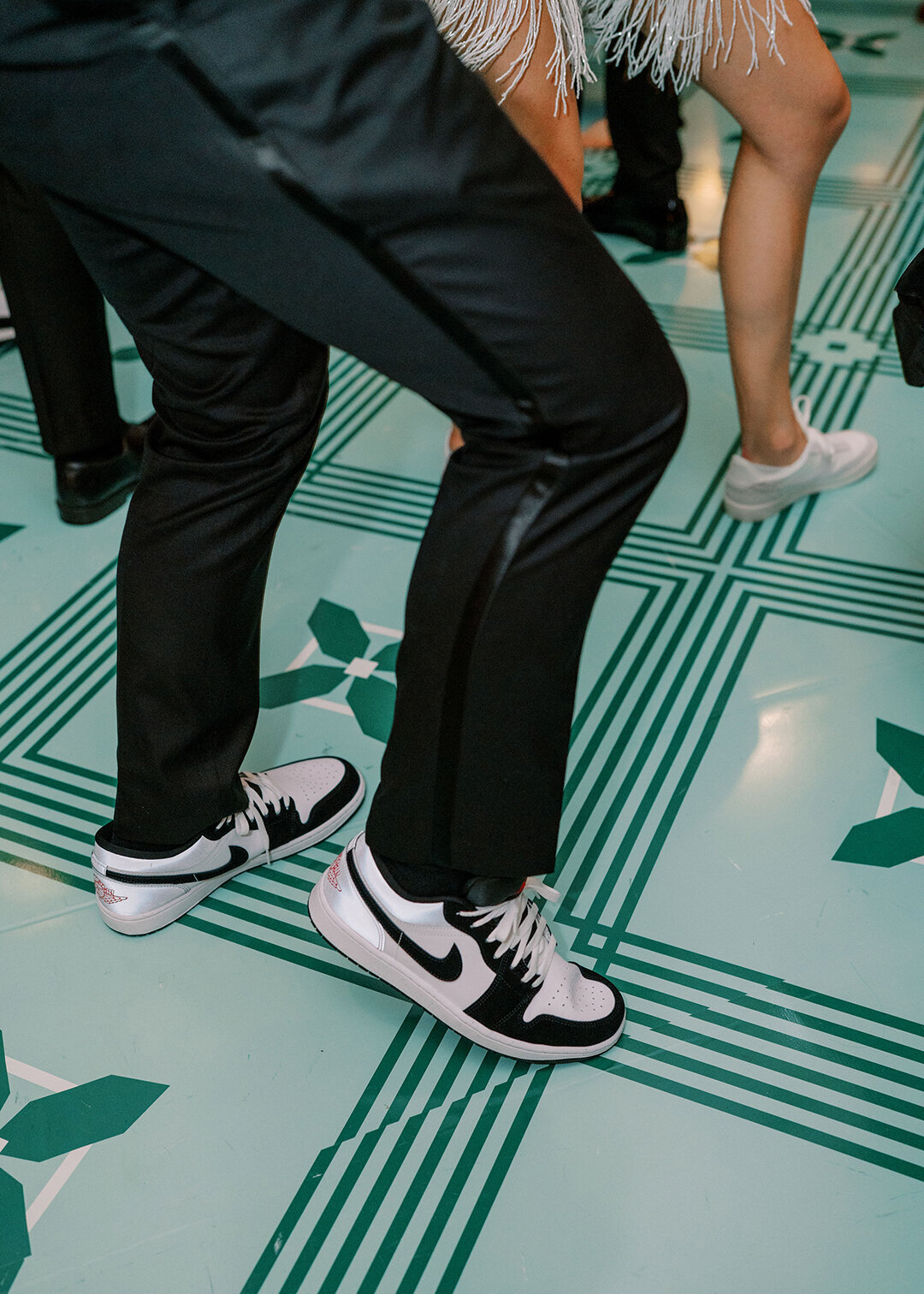 KathleenRob5-3-25GlenstoneGardenVA-VickiGraftonPhotography-1276