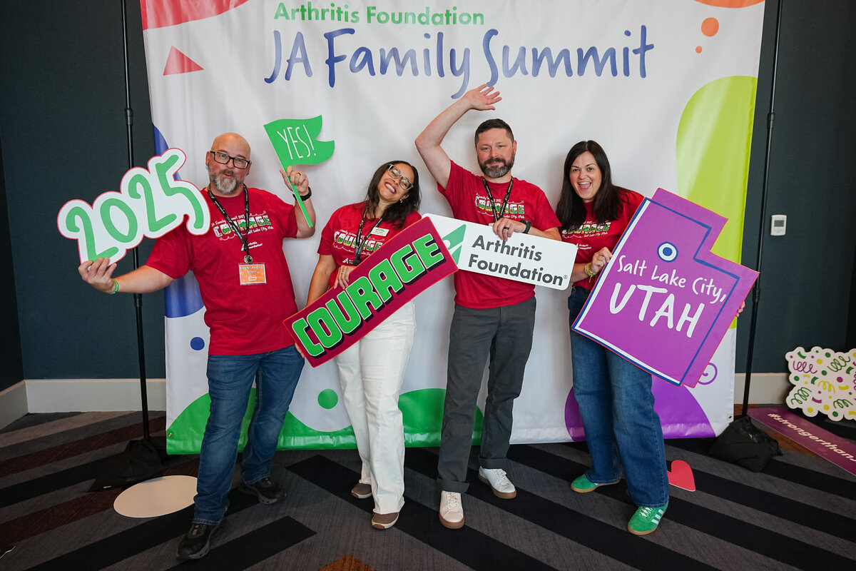 kansas-city-event-photography-0289-family-summit-group-photo-with-signs