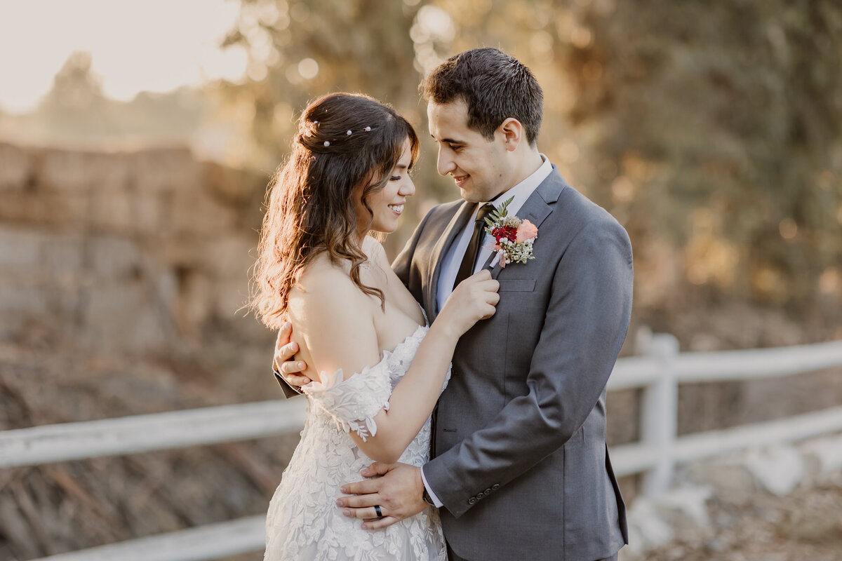 bride and groom golden hour at walnut grove in simi valley breanaisley.com