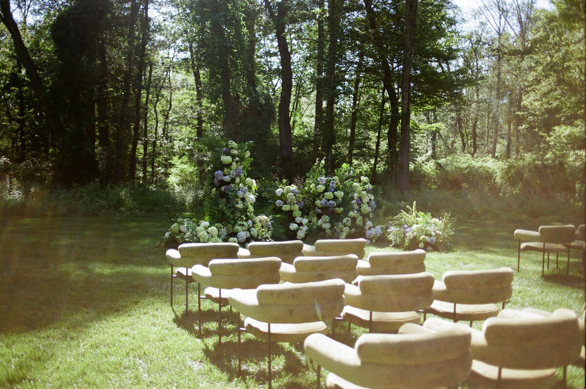 outdoor-modern-wedding-ceremony-at-willow-hill-ct