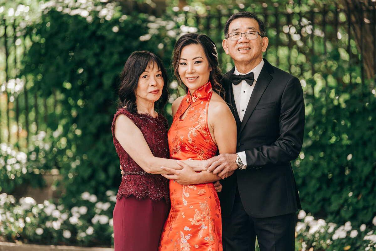 Glamorous outdoor family portraits with bride