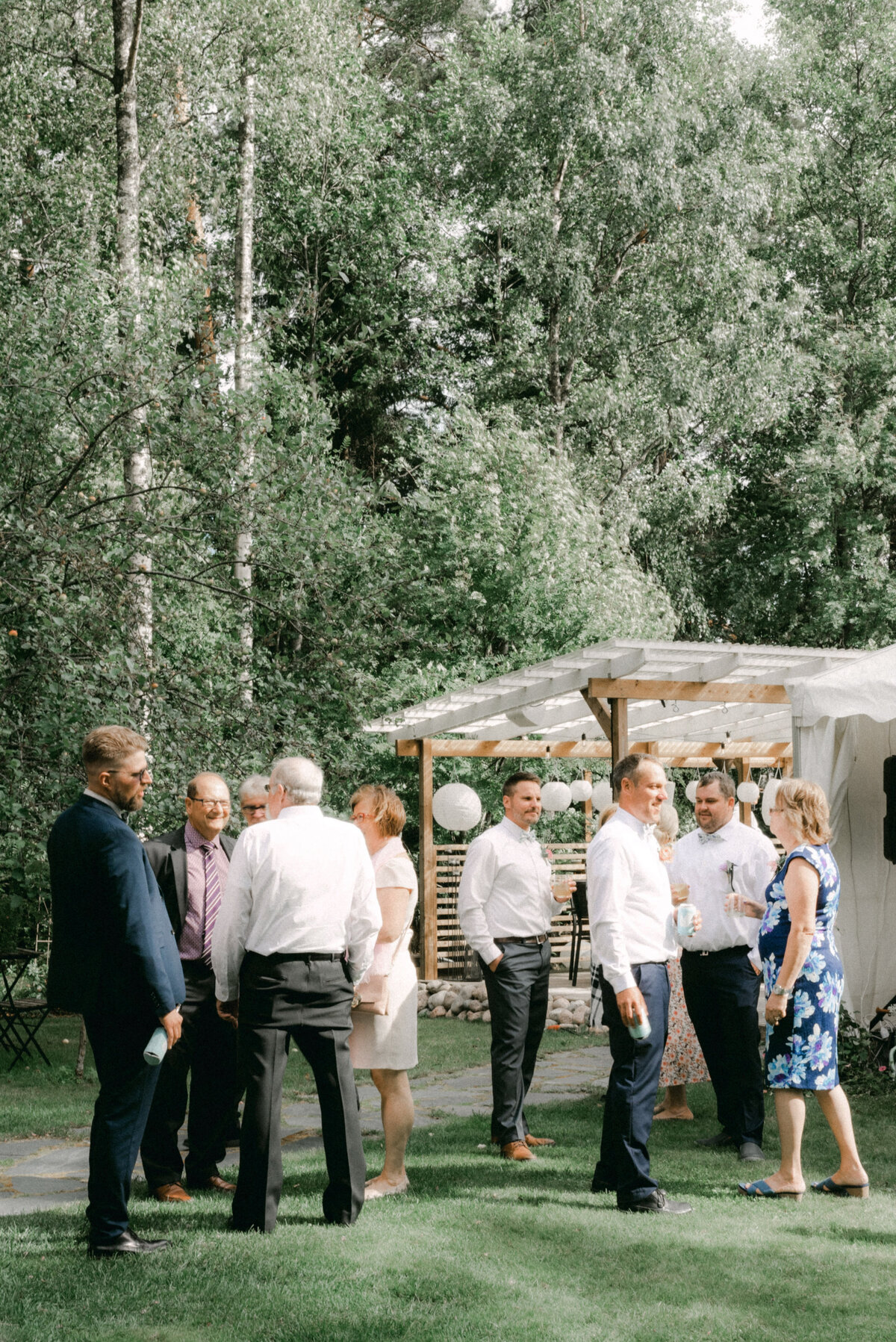 Dokumentaarinen hääkuva vieraista juhlapaikalla
