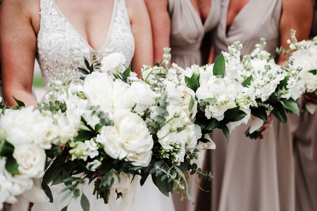 romantic peonies an white rose bouquets