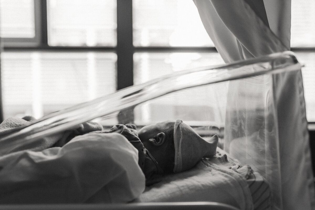 Pasgeboren baby in ziekenhuis bedje in Dijklander ziekenhuis Hoorn