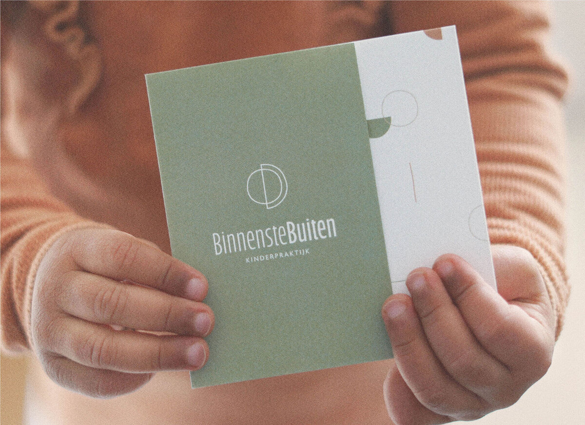 Kinderhanden houden visitekaartje