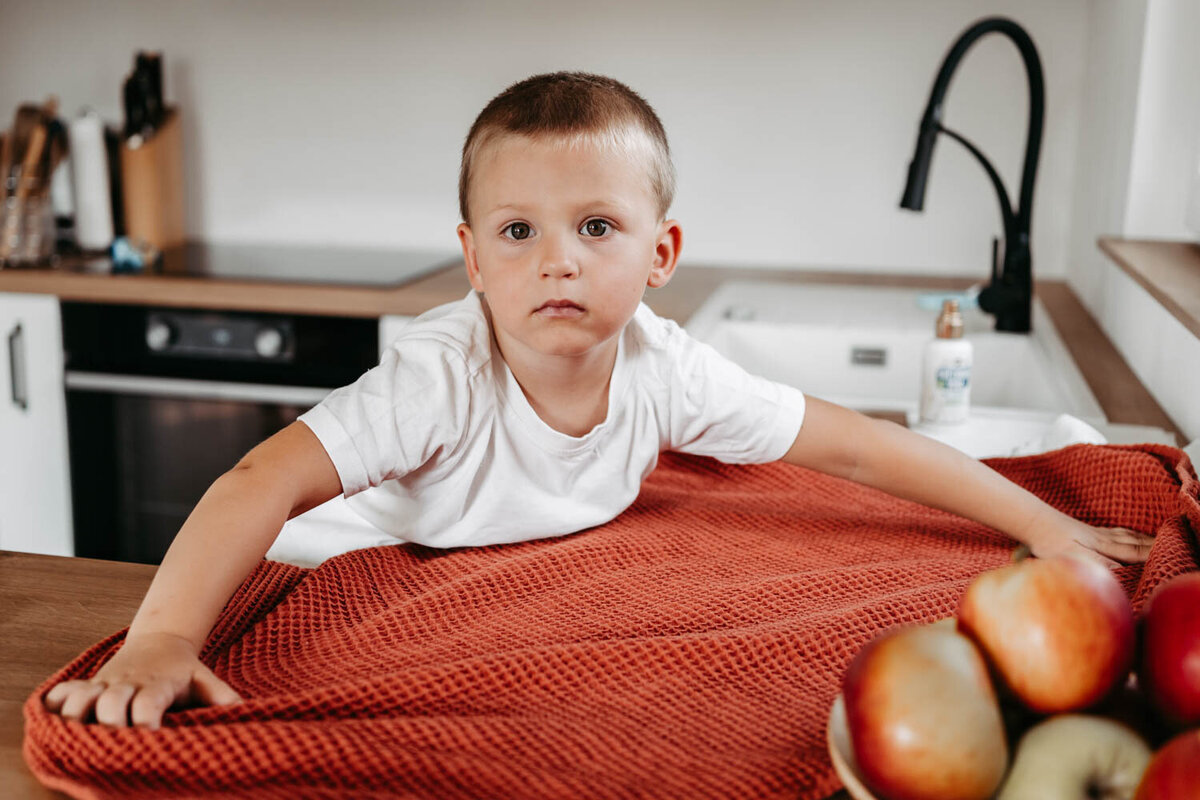 Lifestyle-newborn-foceni-doma_rodinna-fotografka-Praha-vychod_Karolina-Ticha-4