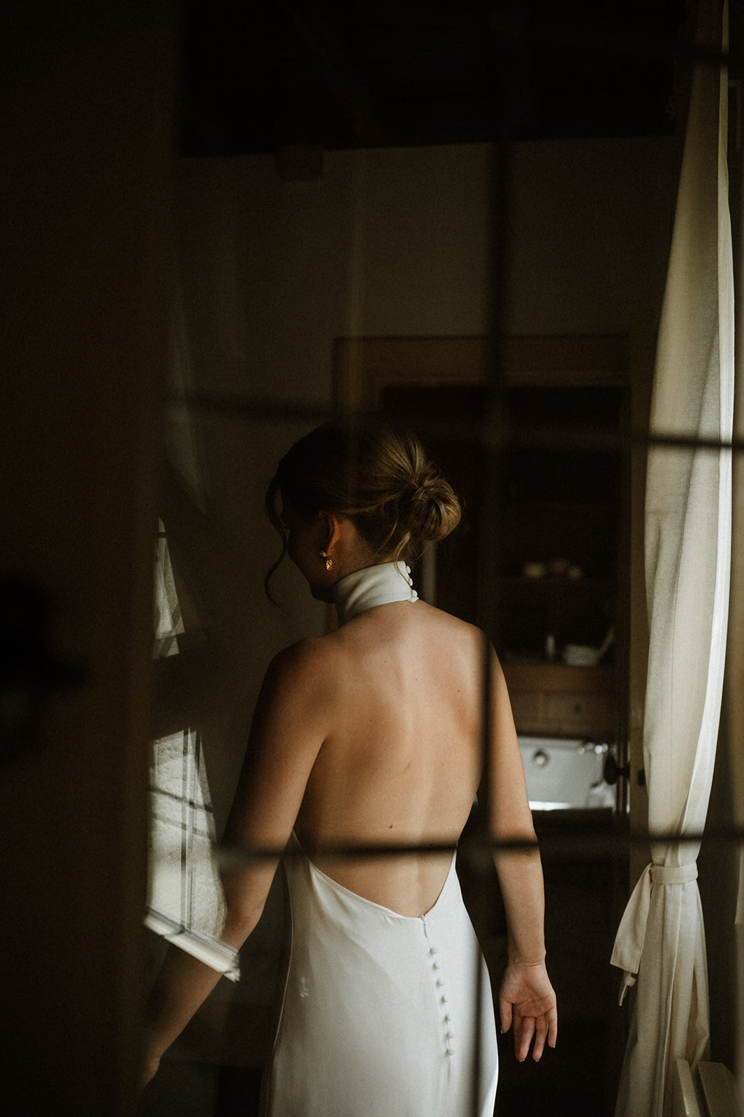 Herentals, salon weddings, moody, authentiek, alternatief trouwen,bruid, 2026, elopent, intiem, spontaan, tijdloos, trouwfotograaf, antwerpen - klaarmaken & first look-166