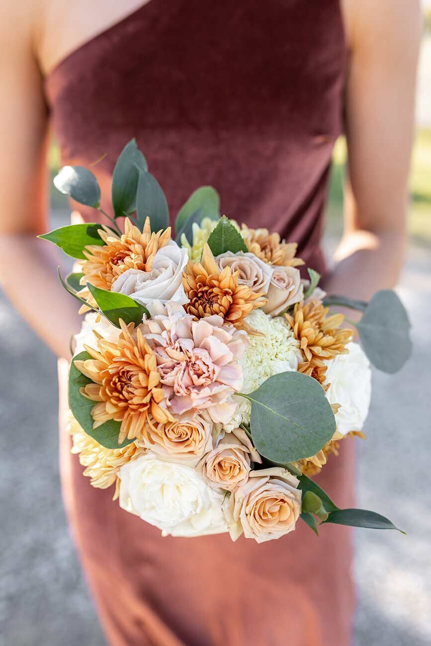 fresh-flowers-bridesmaid-photos