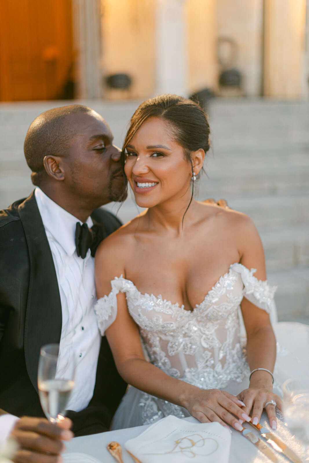 Couple élégant lors d’un mariage de luxe à Paris, moment intime capturé avec raffinement – Photographe mariage Paris fine art