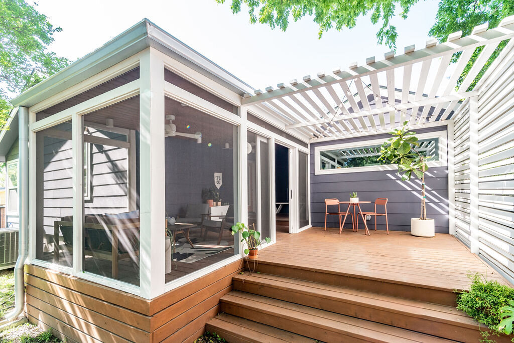 hello-home-modern-backyard-screened-porch-with-pergola-4