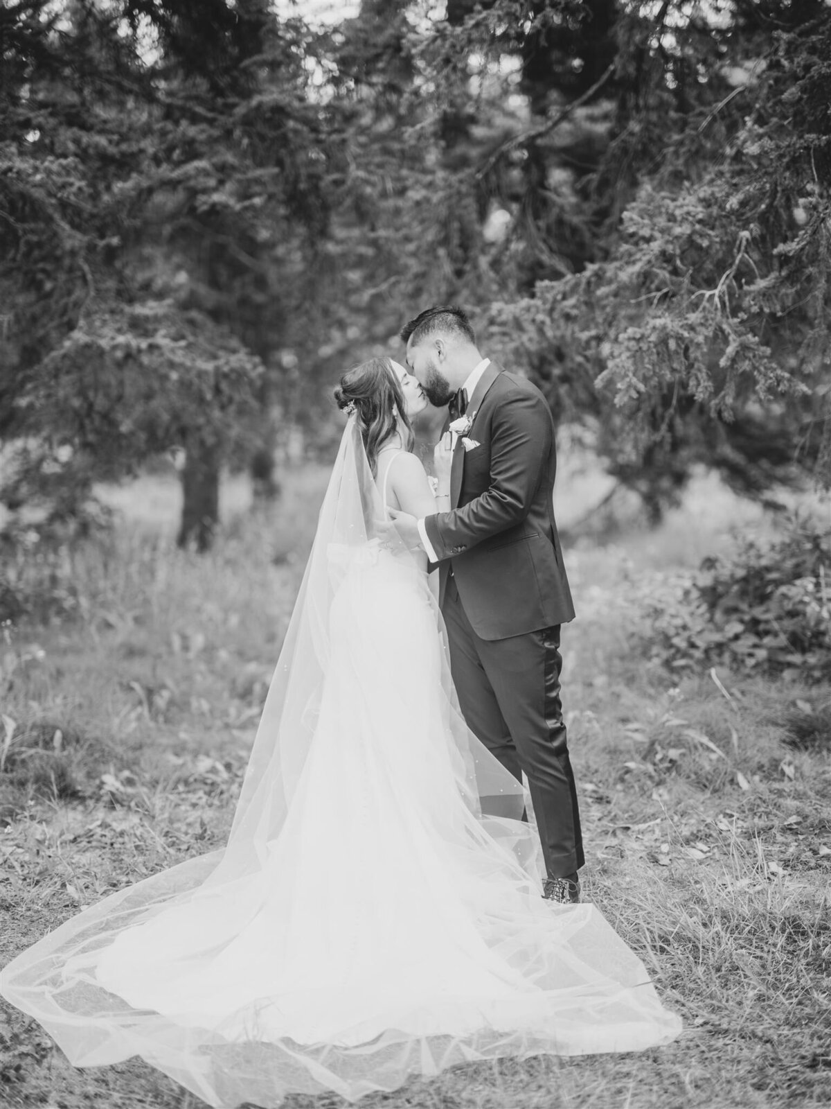 calgary-wedding-photographers-nicole-sarah-fairmont-chateau-lake-louise-AC-393_websize (1)