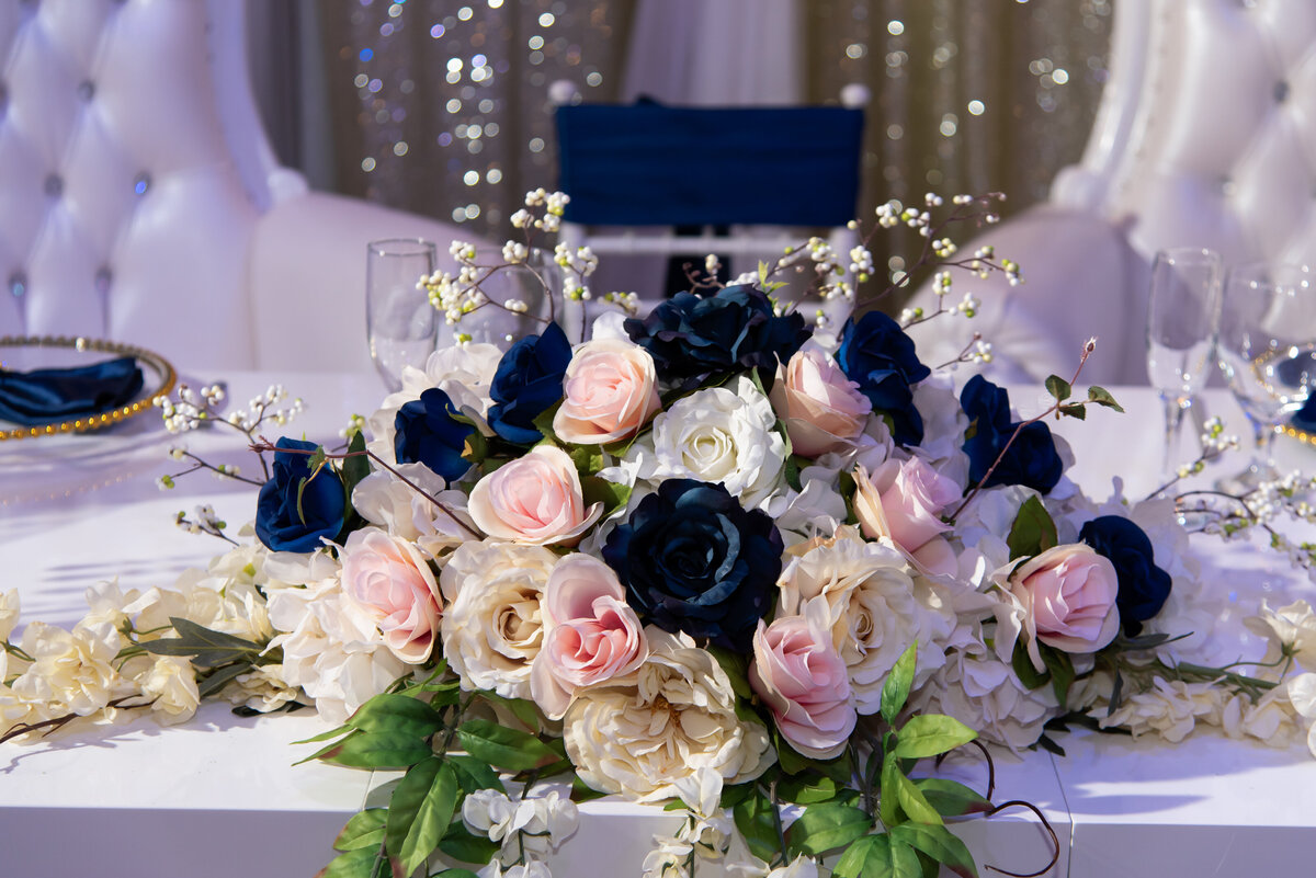 navy and blush roses sweetheart table centerpiece