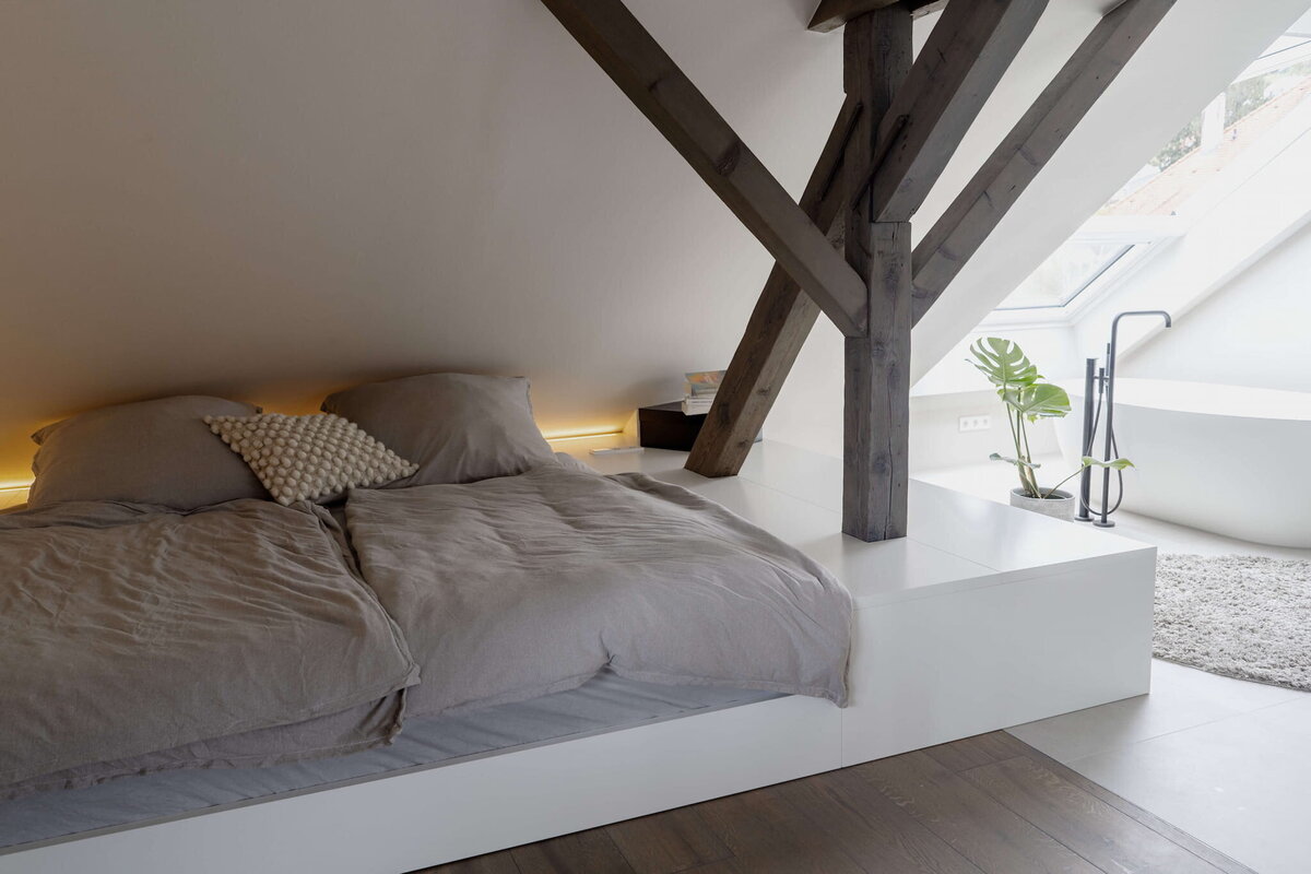 Von-Dach-bis-Keller-Dachausbau-Bett-Badezimmer