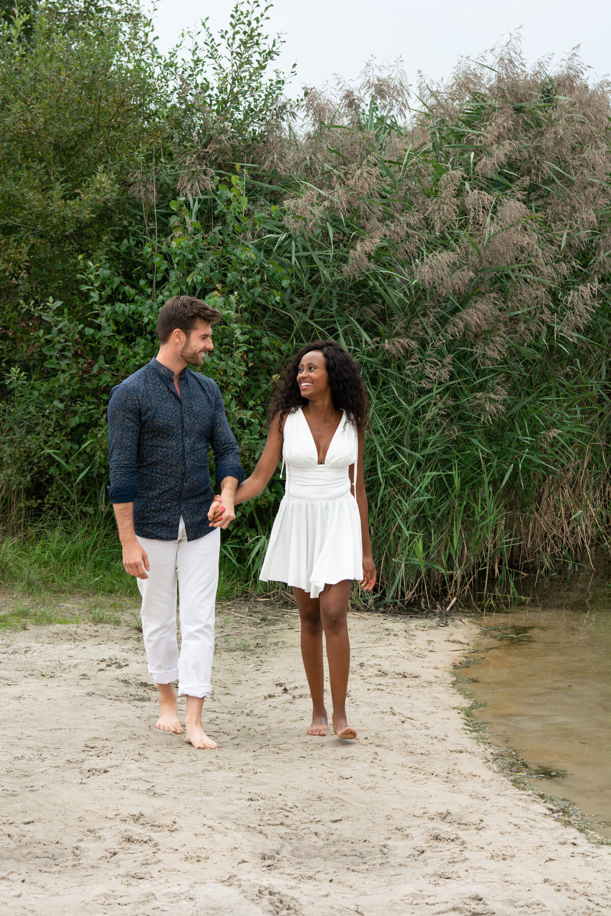 Koppel fotoshoot op strand