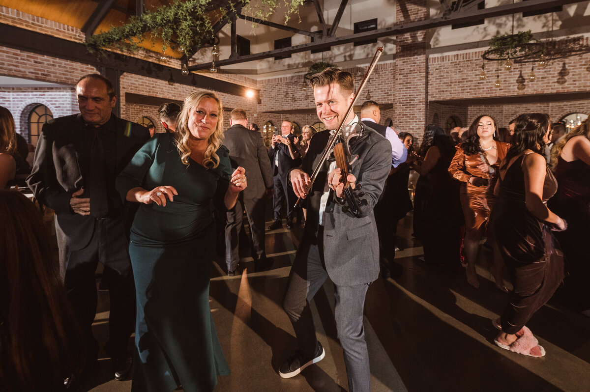 whimsical-wedding-photographer-nj-by-suess-moments-at-the-perona-farms-refinery