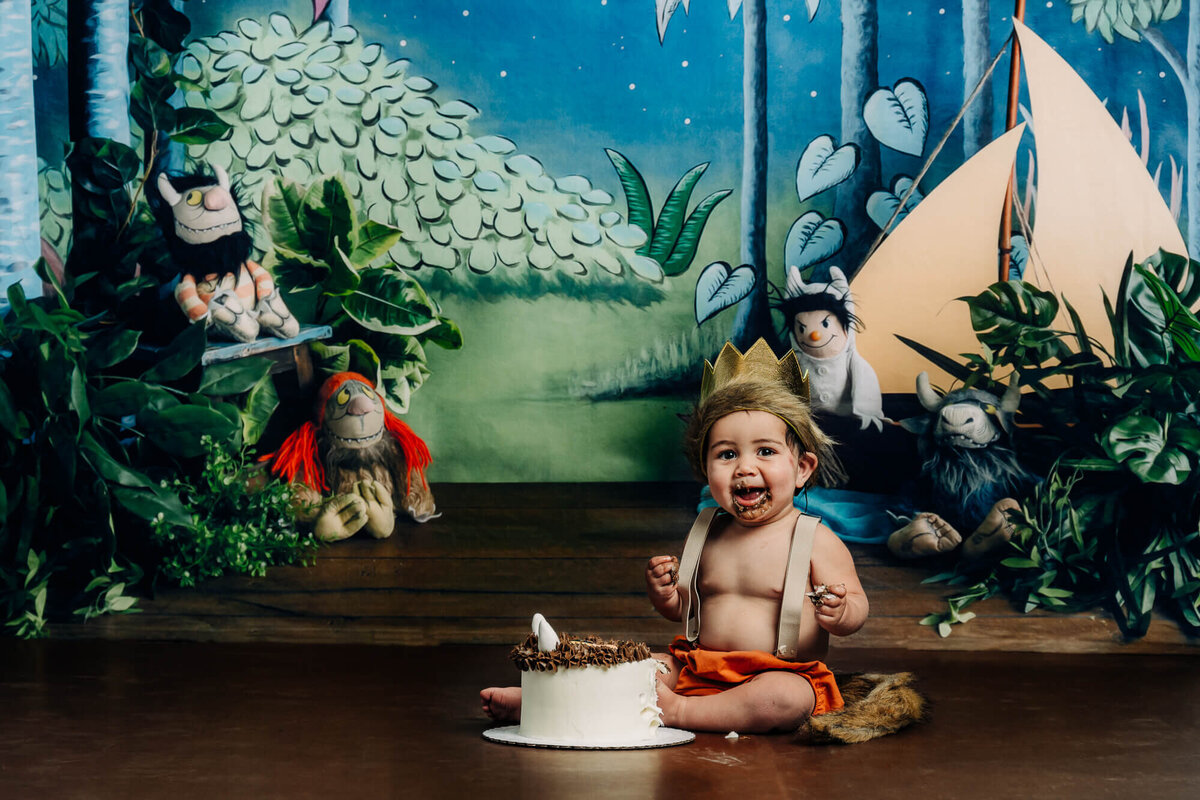 One year old boy eats cake in Prescott kids photos by Melissa Byrne