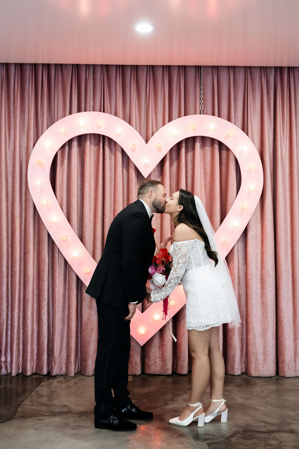 51riskyexposure_hannah-rory_las-vegas-elopement-photography